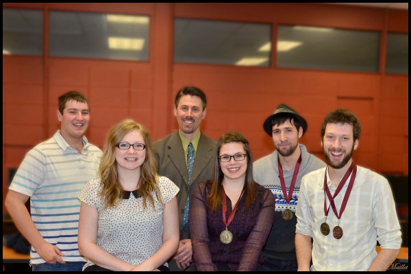 De gauche à droite : Normand d’Entremont et Karine Martel, chefs de délégation ; Jean-Charles Gallant, directeur régional des ventes pour Acadie Média ; Josée Lévesque, Patrick-Olivier Meunier et Xavier Lord-Giroux, médaillés ; Pier-Luc Brousseau, égalementmédaillé, était absent lors de la prise de photo.