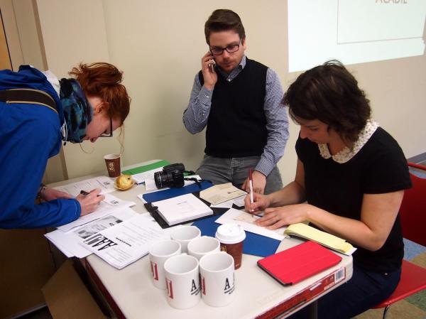 Les membres commencent à arriver.