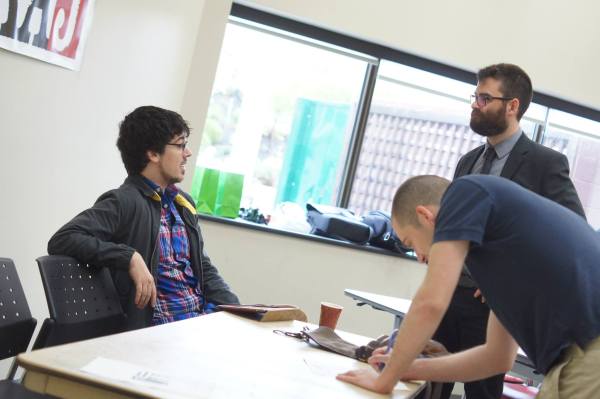 Ça discutent avant le début de l'AGA.