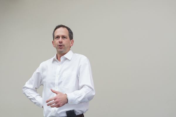 Daniel Leblanc partage les joies du métier avec les journalistes acadiens.