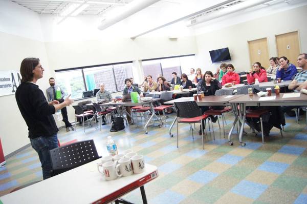 La foule écoute attentivement notre deuxième conférencier, l'animateur d'Infoman, Jean-René Dufort.
