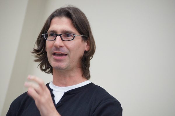 Jean-René Dufort mélange rigueur et humour pour présenter l'actualité différemment.