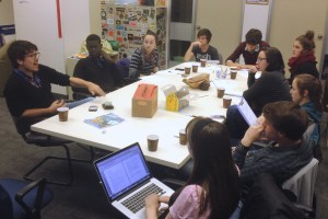 Mathieu Roy-Comeau discute avec les membres de l'équipe du Front, le 5 octobre 2014. - Photo AAJ